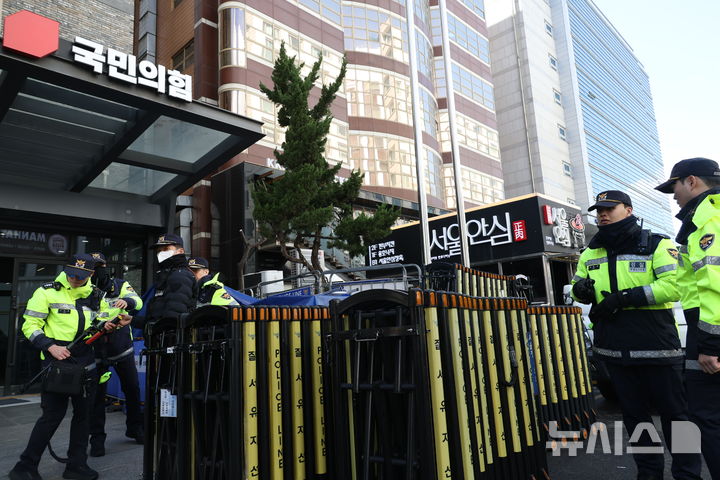 [서울=뉴시스] 조성봉 기자 = 정교 유착 의혹을 수사하는 검경 합동수사본부가 신천지 신도들의 집단 당원 가입 의혹과 관련해 국민의힘에 대한 압수수색을 착수한 3일 오후 서울 여의도 국민의힘 중앙당사에서 경찰이 경계근무를 하고 있다.2026.03.03.suncho21@newsis.com