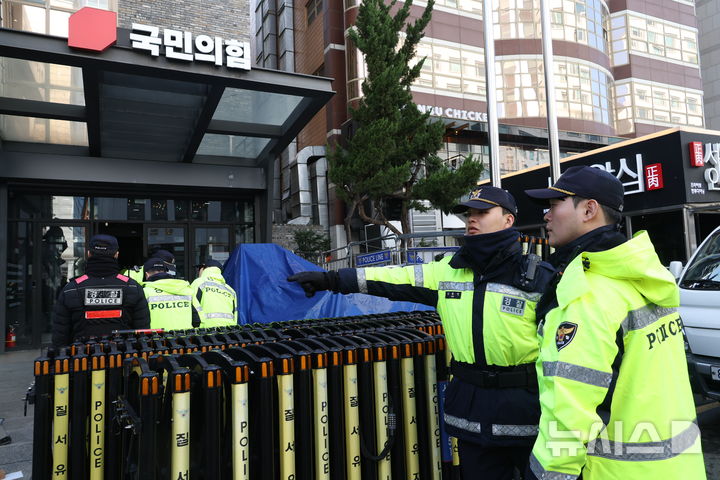 [서울=뉴시스] 조성봉 기자 = 정교 유착 의혹을 수사하는 검경 합동수사본부가 신천지 신도들의 집단 당원 가입 의혹과 관련해 국민의힘에 대한 압수수색을 착수한 3일 오후 서울 여의도 국민의힘 중앙당사에서 경찰이 경계근무를 하고 있다.2026.03.03.suncho21@newsis.com