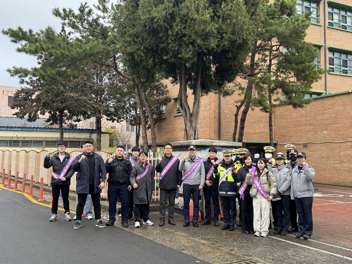 [울산=뉴시스] 울산 중구와 울산중부경찰서, 중구 B-04구역 주택재개발조합이 새 학기를 맞아 3일 양사초등학교 일원에서 범죄 예방을 위한 민·관·경 합동 순찰 및 범죄 예방 홍보활동(캠페인)을 펼쳤다. (사진=울산시 중구 제공) 2026.03,03, photo@newsis.com *재판매 및 DB 금지