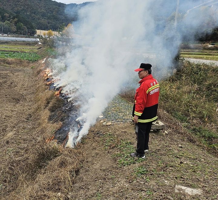 [대전=뉴시스] 산림인접지역 내 소각행위를 단속 중인 산불감시원.(사진=산림청 제공)&nbsp; *재판매 및 DB 금지