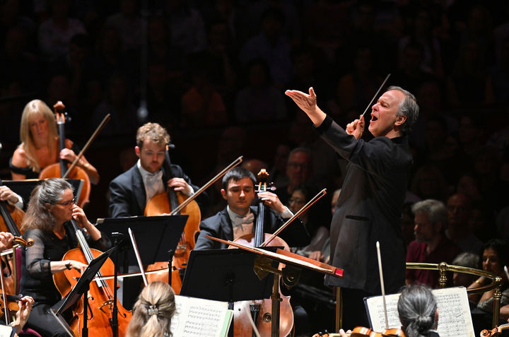 [서울=뉴시스] 지휘자 사카리 오라모와 BBC 심포니 오케스트라의 연주 모습. (사진=성남문화재단 ⓒMark Allan) 2026.03.03. photo@newsis.com *재판매 및 DB 금지