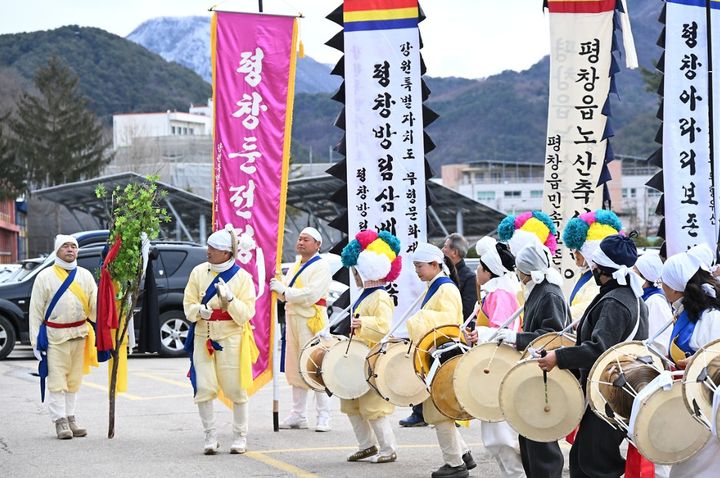 [평창=뉴시스] 군청 마당에서 한 해의 안녕과 풍요를 기원하는 전통 풍물놀이인 지신밟기 행사가 진행되고 있다. (사진=평창군 제공) 2026.03.03. photo@newsis.com *재판매 및 DB 금지