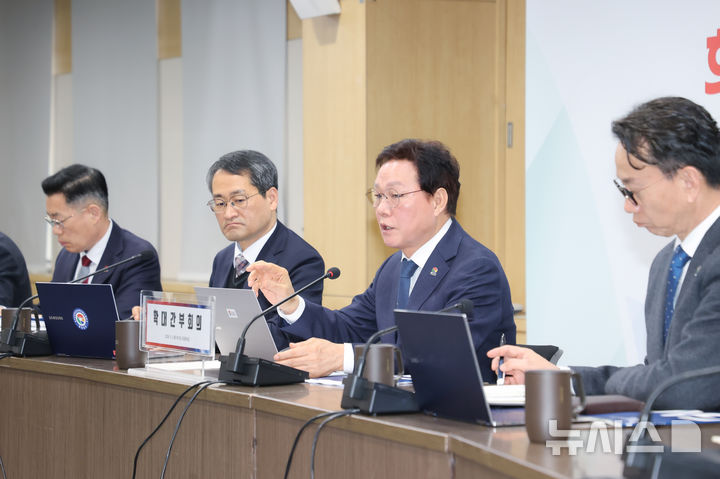 [창원=뉴시스]박완수 경남도지사가 3일 도청 도정회의실에서 확대간부회의를 주재하고 있다.(사진=경남도 제공) 2026.03.03. photo@newsis.com