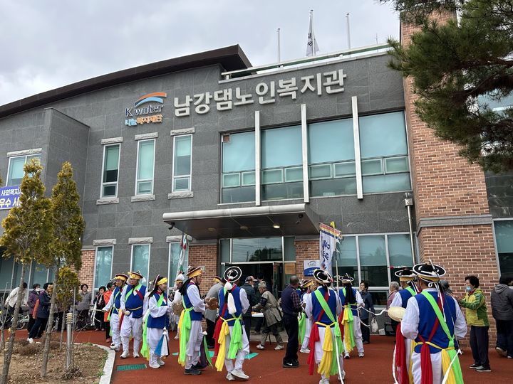 [진주=뉴시스]진주 남강댐노인복지관 지신밟기 행사. (사진=남강댐복지관 제공) 2026.03.03. photo@newsis.com *재판매 및 DB 금지