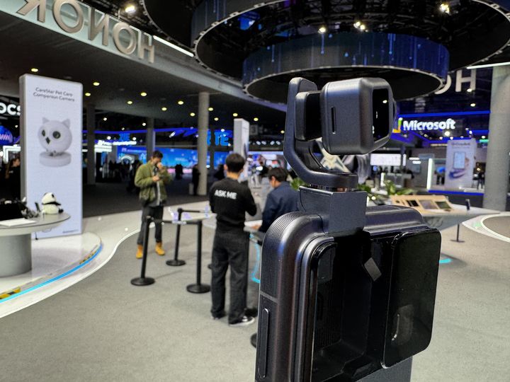 [바르셀로나(스페인)=뉴시스] 심지혜 기자 = 중국 스마트폰 제조사 아너가 MWC26에서 선보인 '로봇폰' 모습. 360도 자유롭게 회전하며 자동으로 적정 구도를 잡아준다. 2026.03.03.siming@newsis.com *재판매 및 DB 금지