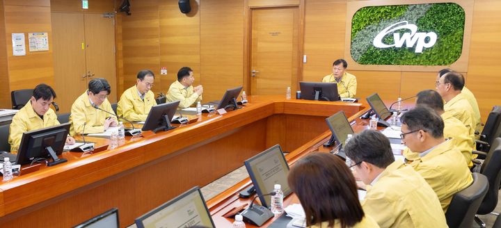 [세종=뉴시스] 한국서부발전은 3일 충남 태안 본사에서 이정복 사장 주재로 '중동정세 관련 상황 점검 회의'를 개최했다고 밝혔다. (사진=서부발전 제공) 2026.03.03. photo@newsis.com *재판매 및 DB 금지