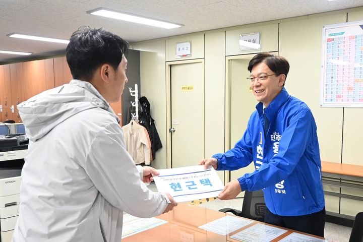 [용인=뉴시스]3일 처인구선관위에 예비후보 등록을 하는 현근택 변호사(사진=현근택 예비후보측 제공)2026.03.03.photo@newsis.com *재판매 및 DB 금지