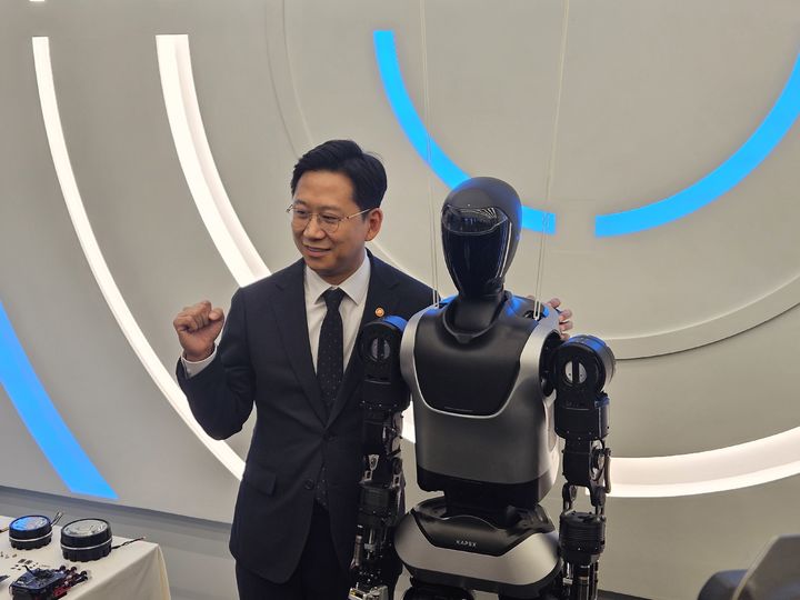 [서울=뉴시스] 박은비 기자 = 배경훈 부총리 겸 과학기술정보통신부 장관이 지난해 11월 13일 서울 한국과학기술연구원(KIST)에 방문해 KIST가 LG전자, LG AI연구원과 함께 개발 중인 인공지능(AI) 휴머노이드 '케이펙스(KAPEX)'와 기념 촬영하고 있다. 2025.11.13. silverline@newsis.com *재판매 및 DB 금지