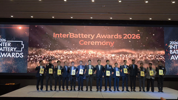 [서울=뉴시스] 박현준 기자 = 3일 서울 여의도 글래드호텔에서 열린 '인터배터리 어워즈 2026'에서 수상한 기업 관계자들이 기념 촬영을 하고 있다. 2026.03.03 parkhj@newsis.com