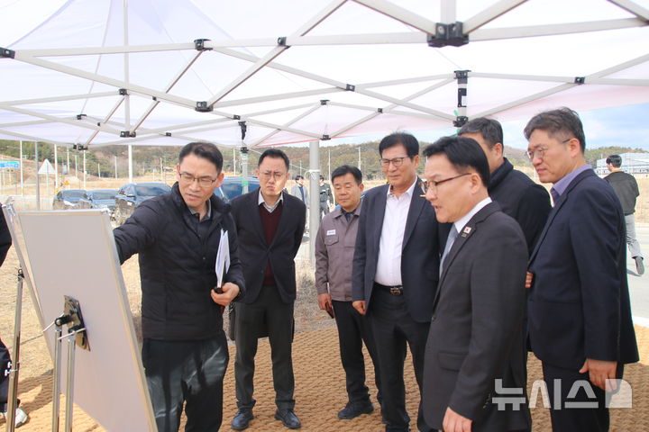 [함평=뉴시스]강위원 전남도부지사는 3일 오후 빛그린산단 내 함평공장 건설 부지에서 현장 브리핑을 받고 있다. 