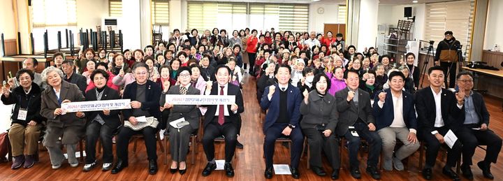 [평창=뉴시스] 성인문해교실 입학·개강식에서 심재국 군수(왼쪽에서 여섯번째)가 학습자들을 응원 하며 함께 기념 사진을 촥영하고 있다. (사진=평창군 제공) 2026.03.03. photo@newsis.com *재판매 및 DB 금지