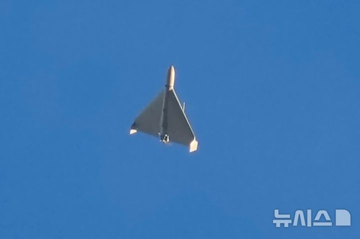 [키이우=AP/뉴시스]이란이 저가 양산형 드론을 대규모로 발사해 고가의 미군 방공 무기체계를 소진시키는 전략을 펼치기 시작했다는 보도가 나오고 있다. 사진은 2022년 10월17일, 러시아가 발사한 이란제 샤헤드 드론이 우크라이나 키이우를 공습하는 모습. 2026.03.03.