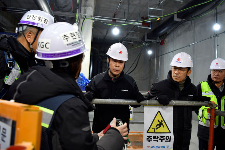 [서울=뉴시스] 김영범 코오롱글로벌 사장이 평택 고덕 공공폐수처리시설에서 안전보건 합동점검을 실시하고 있다. (출처=코오롱글로벌) 2026.03.03. photo@newsis.com *재판매 및 DB 금지