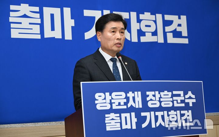 [장흥=뉴시스]왕윤채 장흥군의원이 3일 장흥군의회에서 기자회견을 열고 장흥군수 출마를 공식 선언했다. (사진=왕윤채의원실 제공)