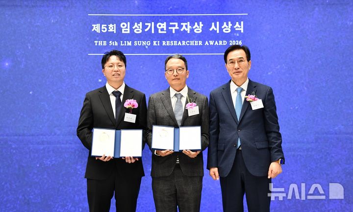 [서울=뉴시스] 임성기재단은 지난 2일 서울 방이동 한미C&C스퀘어에서 '제5회 임성기연구자상 시상식'을 개최했다고 3일 밝혔다. 왼쪽부터 한용현 교수, 김형범 교수, 김창수 임성기재단 이사장. (사진=임성기재단 제공) 2026.03.03. photo@newsis.com