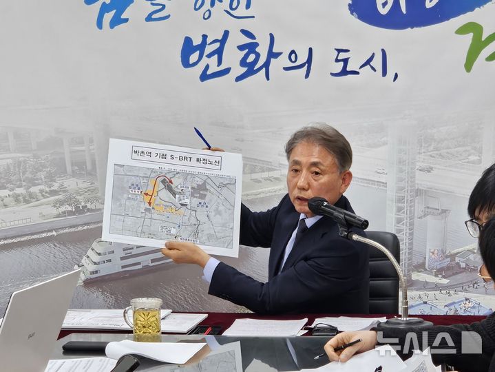 [인천=뉴시스] 이루비 기자 = 3일 오후 윤환 인천 계양구청장이 구청 브리핑룸에서 기자회견을 열고 대장홍대선의 박촌역 연결을 추진한 사안에 관해 설명하고 있다. 2026.03.03. ruby@newsis.com