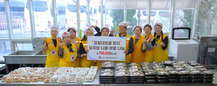 [울산=뉴시스] 3일 울산적십자사 빵나눔터에서 농소2동적십자봉사회원들이 정월대보름을 맞아 오곡밥과 부럼을 만들어 북구 지역 취약가정에 전달하고 있다. (사진=울산적십자사 제공) 2026.03.03. photo@newsis.com *재판매 및 DB 금지