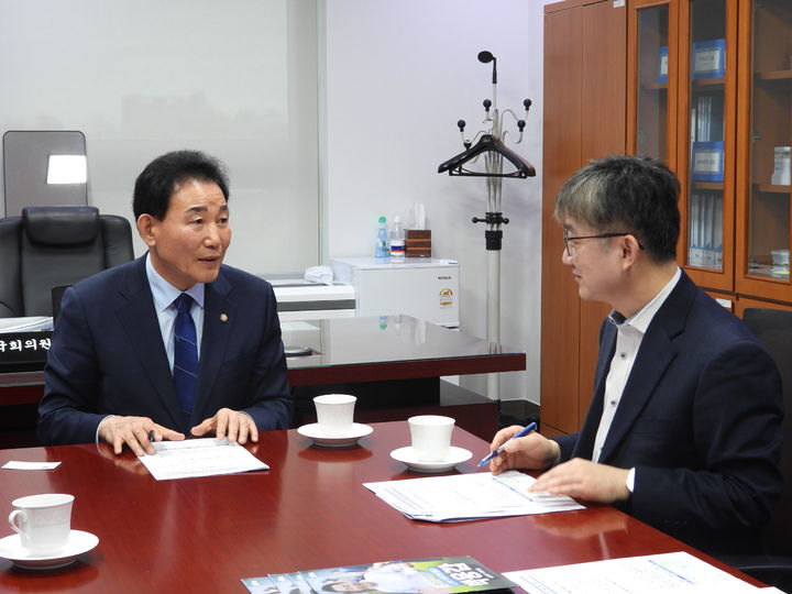 [대전=뉴시스] 조명휘 기자 = 박용갑(더불어민주당·대전중구) 국회의원이 3일 국토교통부 이우제 도로국장을 만나 대전충청권 제2외곽순환 고속도로와 대전~보령 고속도로 사업의 '제3차 고속도로 건설계획(2026~2030)' 반영을 요청하고 있다. (사진= 박용갑 의원실 제공) 2026.03.03. photo@newsis.com *재판매 및 DB 금지