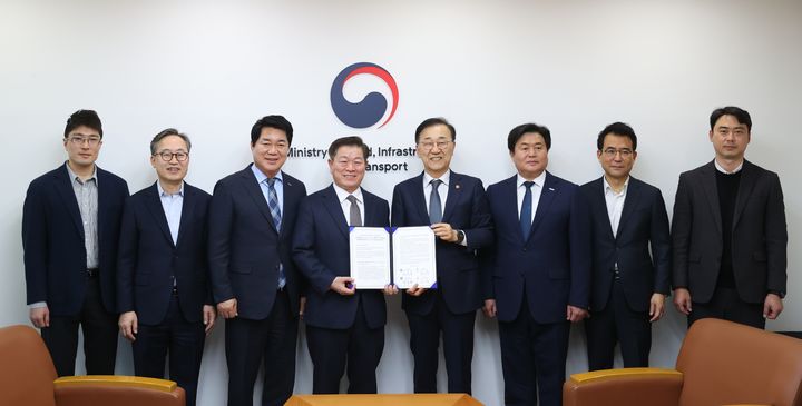 [광명=뉴시스] 박승원 경기 광명시장(왼쪽 네번째)이 3일 서울 정동 국토발전전시관 내 장관 집무실에서 임병택 시흥시장(왼쪽 여섯번째), 박준희 관악구청장(왼쪽 세번째), 유성훈 금천구청장(사진 왼쪽에서 두 번째)과 함께 김윤덕 국토교통부 장관(왼쪽 다섯번째)을 만나 '신천~하안~신림선'의 국가철도망 구축계획 반영과 조속한 추진을 촉구하는 내용이 담긴 건의문을 전달하고 기념사진을 촬영하고 있다. (사진=광명시 제공) 2026.03.03. photo@newsis.com *재판매 및 DB 금지