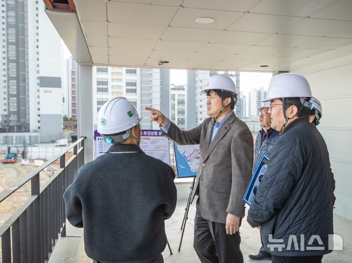 [인천=뉴시스] 강범석 인천 서구청장(왼쪽 두번째)이 검단구 임시청사 공사 현장에서 추진 상황을 점검하고 있다. (사진=서구 제공) 2026.03.03. photo@newsis.com
