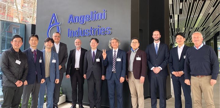 [로마=뉴시스] 지난 2일(현지시각) 이탈리아 로마 안젤리니파마에서 한국방문단이 안젤리니파마 관계자들과 기념촬영을 하고 있다. 조성진 큐어버스 대표이사(왼쪽 세번째부터), 파올로 디 조르조 안젤리니벤처스 대표, 라팔 카민스키 안젤리니파마 CSO, 정희권 특구재단 이사장, 이창준 기초과학연구원 연구단장, 박기덕 한국과학기술연구원 소장. (사진=특구재단 제공) 2026.03.03. photo@newsis.com *재판매 및 DB 금지