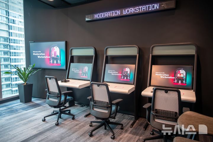 [싱가포르=뉴시스] 윤정민 기자 = 틱톡 싱가포르 본사에 위치한 '투명성 및 책임 센터(TAC, Transparency and Accountability Center)'에 마련된 콘텐츠 심사 체험 존. 머신러닝이 1차로 걸러낸 영상 중 맥락 파악이 필요한 콘텐츠들이 이곳 심사역들의 모니터로 전달되며 심사역은 영상 프레임별 데이터와 지역별 문화적 특성을 고려해 최종 조치를 내린다. 2026.03.04. alpaca@newsis.com