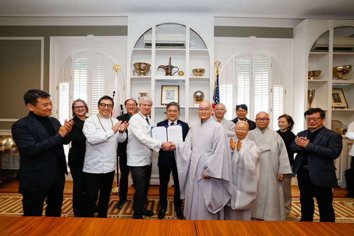[서울=뉴시스] 12일(현지시간) 미국 뉴욕에 있는 요리교육기관 CIA에서 열린 한국불교문화사업단과 CIA 한국 사찰음식 교육 및 문화교류 협력을 위한 업무협약식 (사진=한국불교문화사업단 제공) 2026.03.03. photo@newsis.com *재판매 및 DB 금지