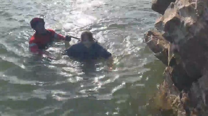 [인천=뉴시스] 인천 옹진군 영흥도 해식동굴 인근에서 인천해양경찰서 영흥파출소 소속 경찰관이 고립자 2명을 구조하고 있다. (사진=인천해양경찰서 제공) 2026.03.03. photo@newsis.com *재판매 및 DB 금지