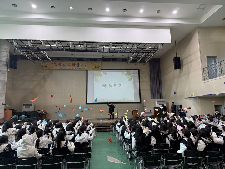 [창원=뉴시스] 창원남고등학교에서 진행된 3일 입학식. (사진=경남교육청 제공) 2026.03.03. photo@newsis.com *재판매 및 DB 금지