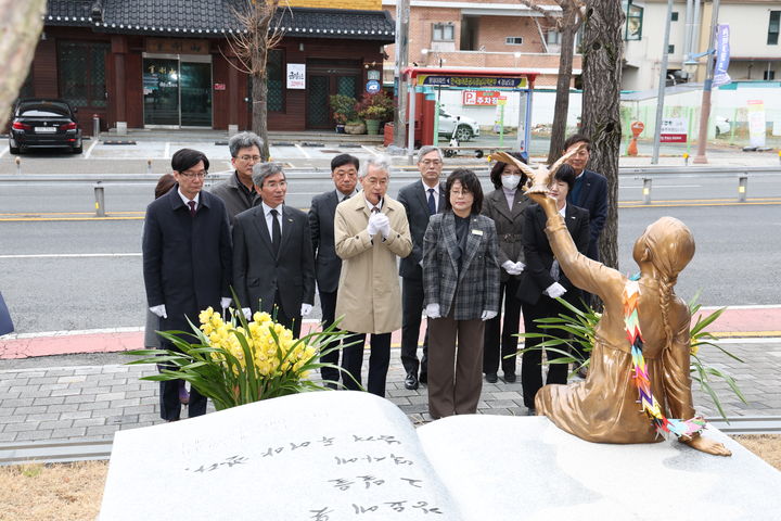 [창원=뉴시스] 3일 박종훈 교육감이 경남도교육청 제2청사 앞 인권·평화 조형물 '기억과 소망' 앞에서 여덟 번째 추모식을 진행하는 모습. (사진=경남교육청 제공) 2026.03.03. photo@newsis.com *재판매 및 DB 금지