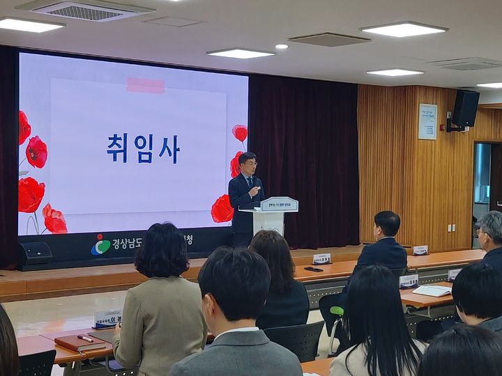 [창원=뉴시스] 창원교육지원청, 제12대 이일만 교육장 취임. (사진=창원교육지원청 제공) 2026.03.03. photo@newsis.com *재판매 및 DB 금지