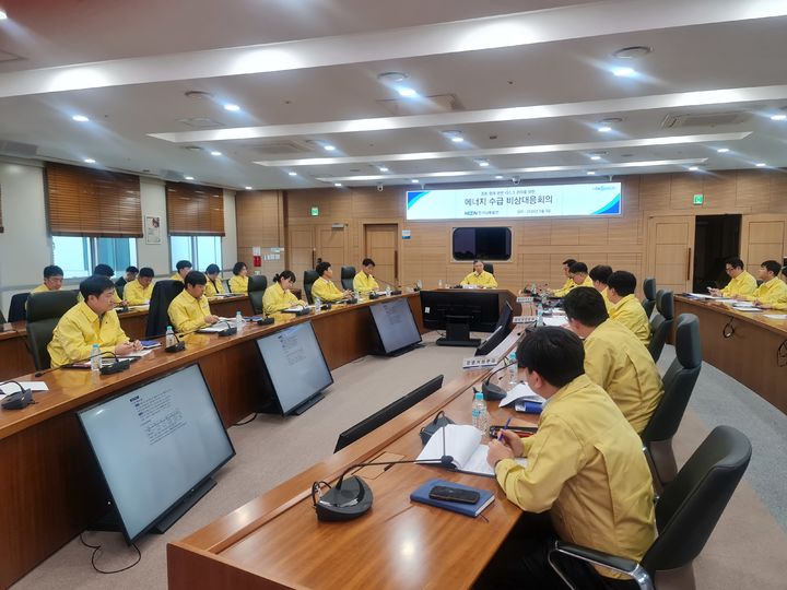 [진주=뉴시스] 한국남동발전, 에너지 수급 비상대응회의. (사진=남동발전 제공) 2026.03.03. photo@newsis.com *재판매 및 DB 금지