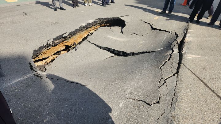 [인천=뉴시스] 경기 부천시 대명초 앞 도로 싱크홀. (사진=부천시 제공) 2026.03.03. photo@newsis.com *재판매 및 DB 금지