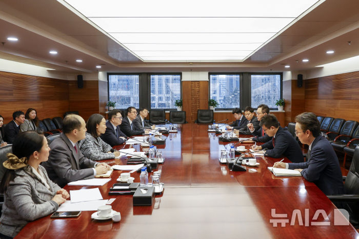 [베이징=뉴시스] 링지 중국 상무부 부부장(차관) 겸 국제무역담판 부대표는 지난달 28일 양걸 중국 삼성 전략협력실 사장을 만나 삼성전자의 중국 내 경영과 발전 등의 의제에 대해 의견을 나눴다고 중국 상무부가 밝혔다.(사진=중국 상무부 홈페이지 갈무리) 2026.03.03 photo@newsis.com