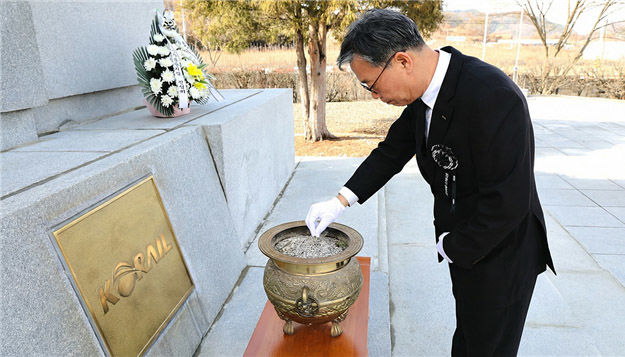 [서울=뉴시스] 김태승 코레일 신임 사장이 3일 오후 철도 이원성역을 찾아 철도 순직 영령을 기리며 분향하고 있다. 2026.03.03. (사진=코레일 제공) photo@newsis.com *재판매 및 DB 금지