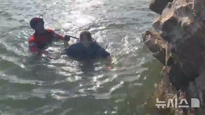인천해경, 영흥도 노가리해변 해식동굴 인근 고립 2명 구조