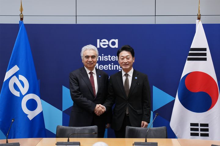 [세종=뉴시스] 이호현 기후에너지환경부 2차관과 파티 비롤 IEA사무총장의 지난달 19일 국제에너지기구 각료이사회 기념촬영 사진. (사진=기후부 제공) 2026.03.03. photo@newsis.com *재판매 및 DB 금지
