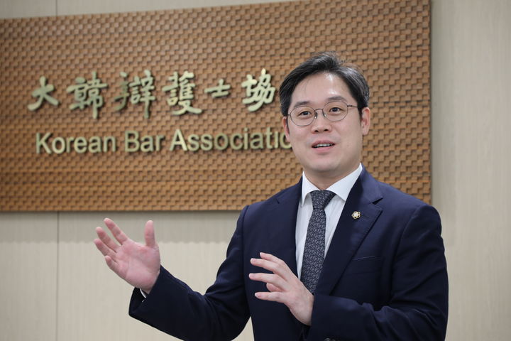 [서울=뉴시스] 김정욱 대한변호사협회장이 지난달 27일 서울 서초구 대한변협회관에서 뉴시스와 인터뷰하고 있다. 2026.03.04. photo@newsis.com *재판매 및 DB 금지