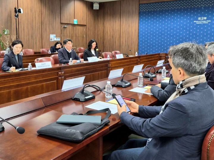 [서울=뉴시스]외교부는 3일 윤주석 영사안전국장 주재로 중동 상황 관련 '정부-여행업계 안전간담회' 및 '정부-선교단체 안전간담회'를 각각 개최했다고 밝혔다. (사진 외교부 제공) *재판매 및 DB 금지