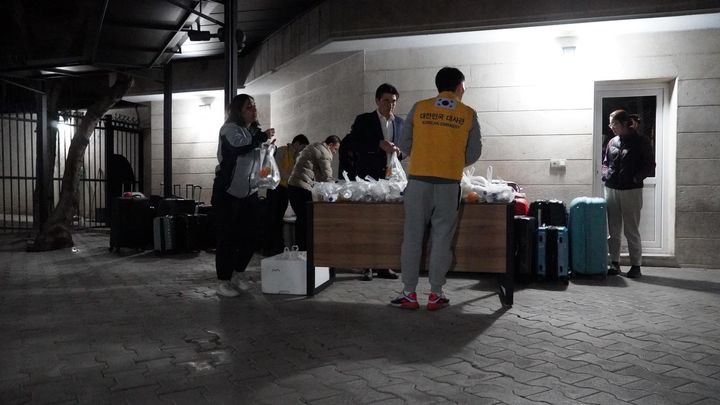 [서울=뉴시스]외교부는 "이란에 체류 중이던 우리 국민 23명이 주이란대사관과 현지에 급파된 외교부 신속대응팀의 지원하에 3일(현지시간) 저녁 투르크메니스탄으로 무사히 대피했다"라고 밝혔다. 사진 외교부 제공. *재판매 및 DB 금지