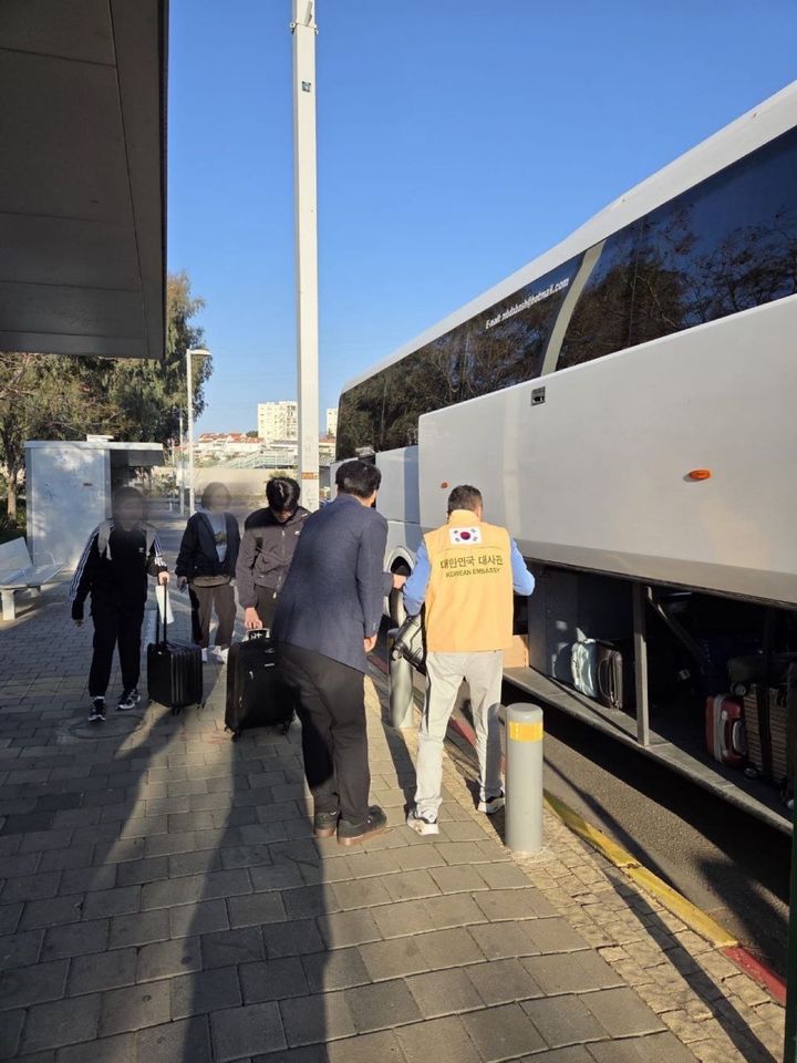 [서울=뉴시스]이스라엘에 체류 중이던 우리 국민과 동포 66명이 주이스라엘대사관 지원 하에 현지시간으로 3일 밤 이집트에 도착했다고 외교부는 밝혔다.(사진 외교부 제공) *재판매 및 DB 금지