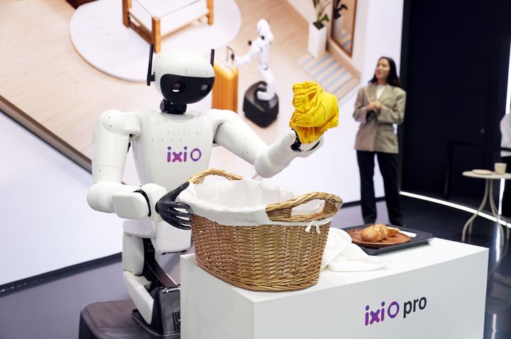 [바르셀로나(스페인)=뉴시스] LG유플러스가 스페인 바르셀로나에서 열리는 세계 최대 이동통신 전시회 MWC26에서 AI 콜 에이전트 익시오(ixi-O)를 물리적 세계로 확장하는 ‘피지컬AI(Physical AI)’ 비전을 제시했다. 사진은 익시오와 결합한 휴머노이드로봇이 MWC26 현장에 전시된 모습. (사진=LGU+ 제공) *재판매 및 DB 금지