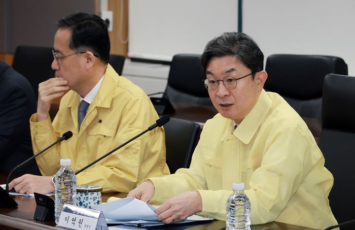 [서울=뉴시스] 이억원 금융위원장이 3일 오전 서울 종로구 정부서울청사에서 중동 상황 관련 관계기관 합동 금융시장 상황점검회의를 주재하고 있다. (사진=금융위원회 제공) 2026.03.03. photo@newsis.com *재판매 및 DB 금지