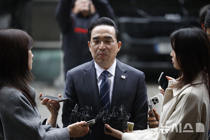 [서울=뉴시스] 정병혁 기자 = 박홍근 기획예산처 장관 후보자가 3일 서울 중구 예금보험공사에 마련된 인사청문회 준비 사무실로 출근하며 입장을 밝히고 있다. 2026.03.03. jhope@newsis.com