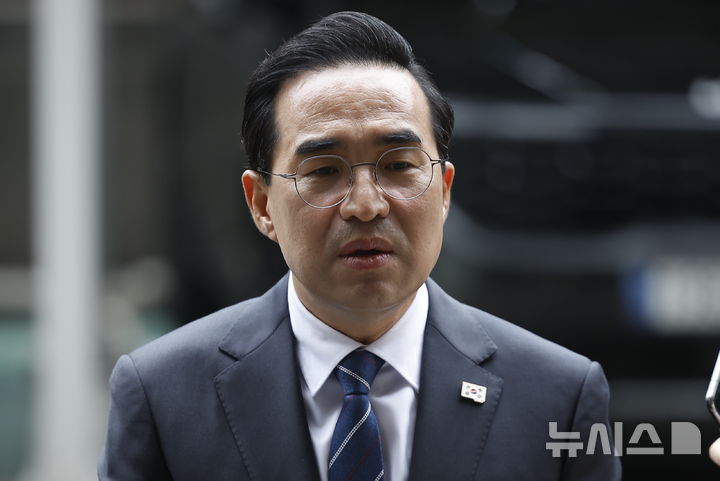 [서울=뉴시스] 정병혁 기자 = 박홍근 기획예산처 장관 후보자가 3일 서울 중구 예금보험공사에 마련된 인사청문회 준비 사무실로 출근하며 입장을 밝히고 있다. 2026.03.03. jhope@newsis.com