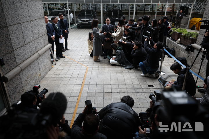 [서울=뉴시스] 정병혁 기자 = 박홍근 기획예산처 장관 후보자가 3일 서울 중구 예금보험공사에 마련된 인사청문회 준비 사무실로 출근하며 입장을 밝히고 있다. 2026.03.03. jhope@newsis.com