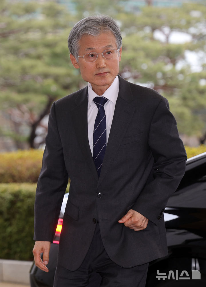 [서울=뉴시스] 홍효식 기자 = 조희대 대법원장이 3일 오전 서울 서초구 대법원으로 출근하고 있다. 2026.03.03. yesphoto@newsis.com