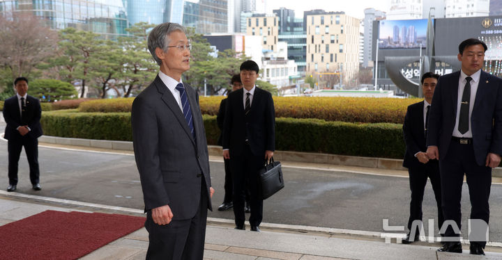 [서울=뉴시스] 홍효식 기자 = 조희대 대법원장이 3일 오전 서울 서초구 대법원으로 출근하며 취재진 질문에 답하고 있다. 2026.03.03. yesphoto@newsis.com