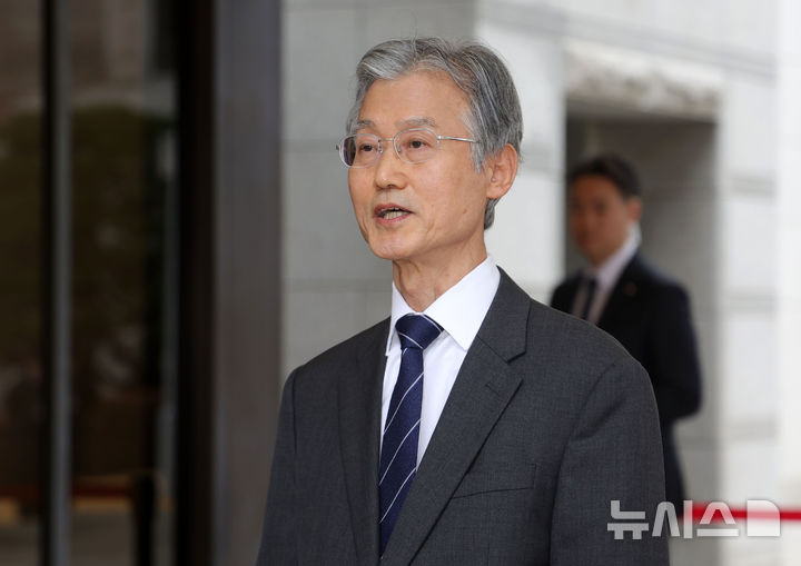 [서울=뉴시스] 홍효식 기자 = 조희대 대법원장이 3일 오전 서울 서초구 대법원으로 출근하며 취재진 질문에 답하고 있다. 2026.03.03. yesphoto@newsis.com