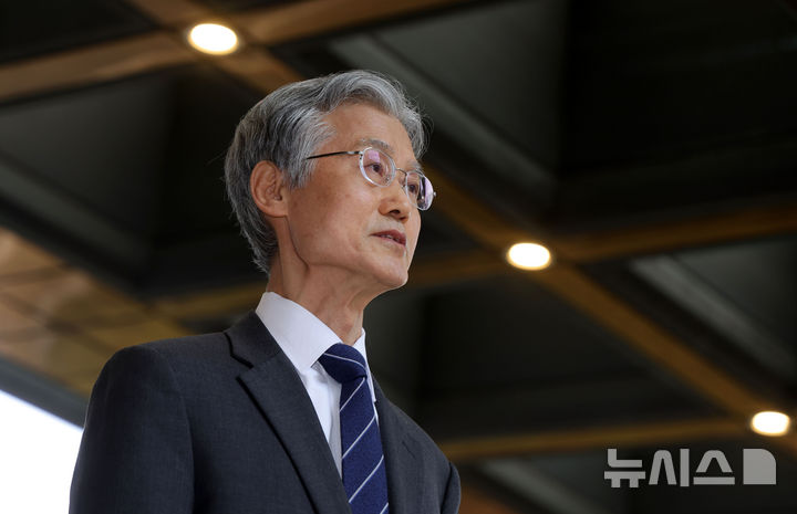 [서울=뉴시스] 홍효식 기자 = 조희대 대법원장이 3일 오전 서울 서초구 대법원으로 출근하며 취재진 질문에 답하고 있다. 2026.03.03. yesphoto@newsis.com